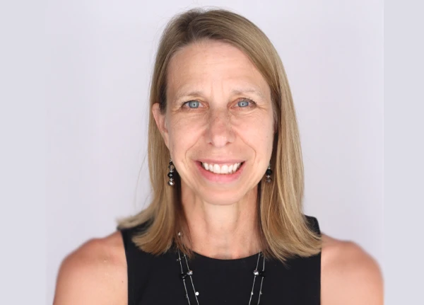 Carolyn Heinrich headshot